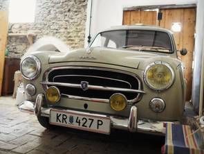 garagierte Frontansicht des Peugeot 403